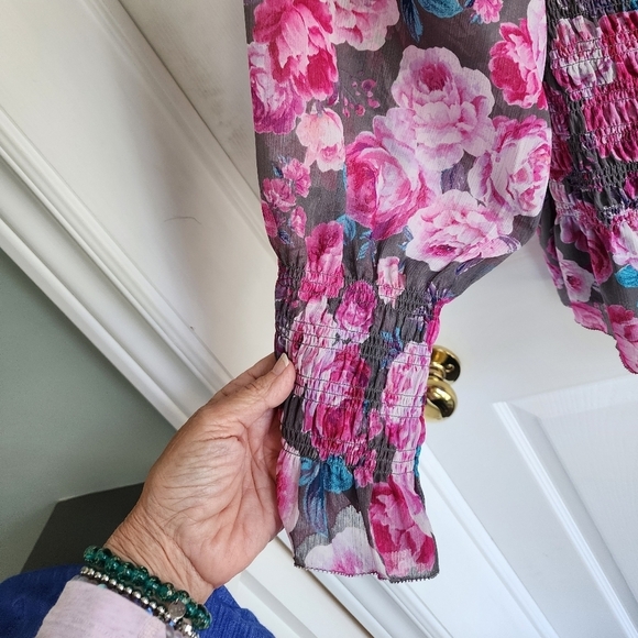 Torrid Crinkle Chiffon Smocked Waist Off-Shoulder Crop Top Floral Pink Sz 3 - Picture 4 of 11